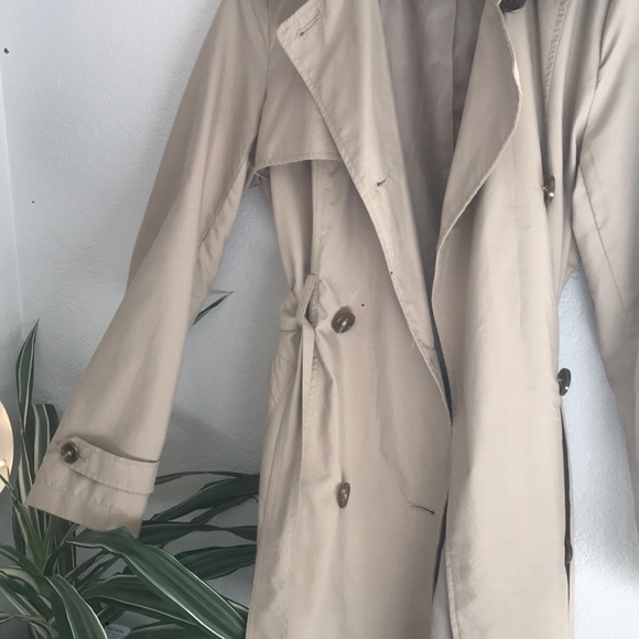 Khaki colored trench - Picture 3 of 3